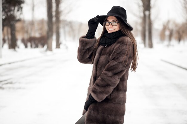 Invierno mujer sonrisa blanco retrato