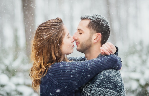 invierno nieve pareja historia de amor