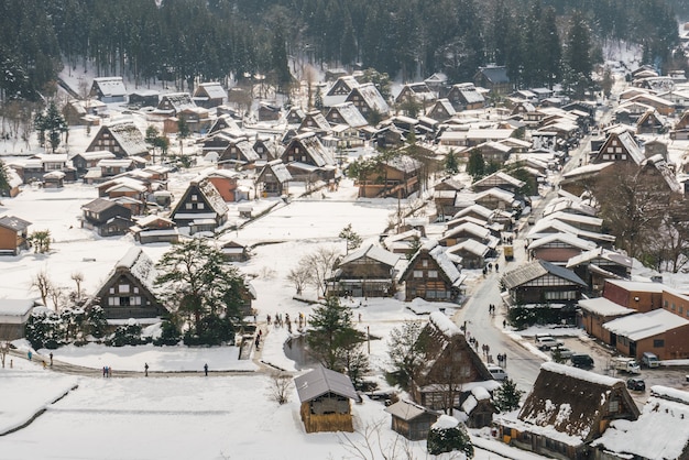 De invierno con nieve que cae Shirakawago, Japón