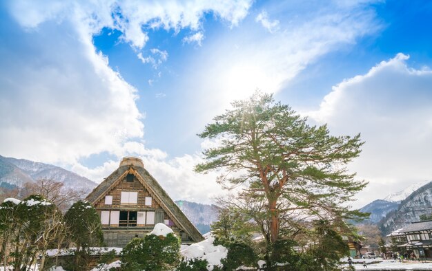 De invierno con nieve que cae Shirakawago, Japón