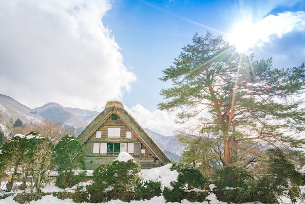 Foto gratuita de invierno con nieve que cae shirakawago, japón