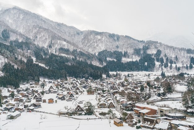 De invierno con nieve que cae Shirakawago, Japón