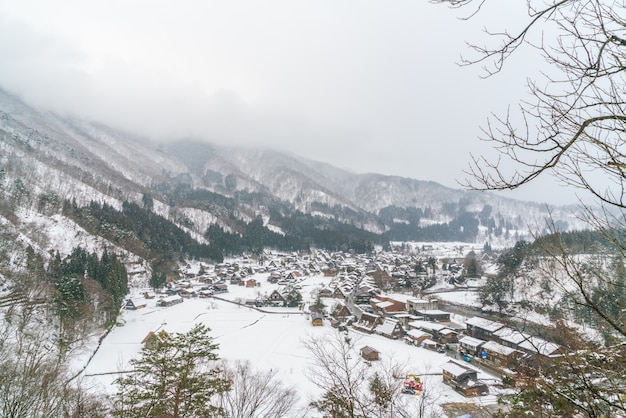 De invierno con nieve que cae Shirakawago, Japón