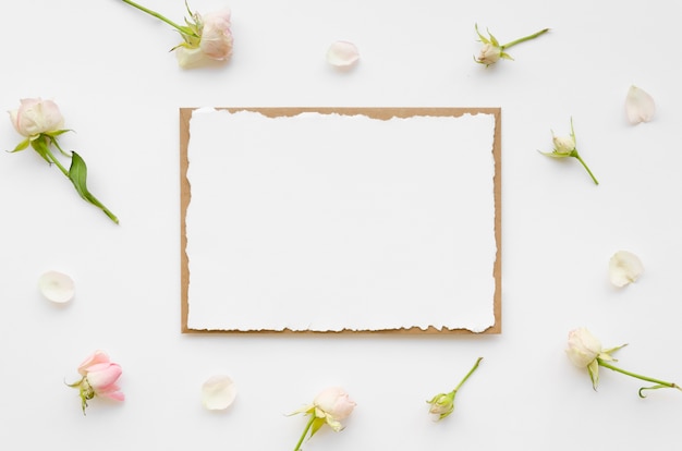 Invitación de boda en blanco con flores