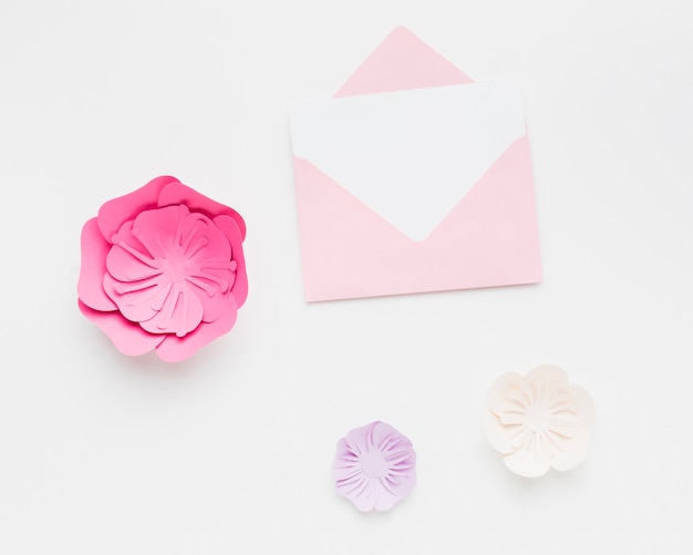 Foto gratuita invitación de boda con elegante adorno de papel floral