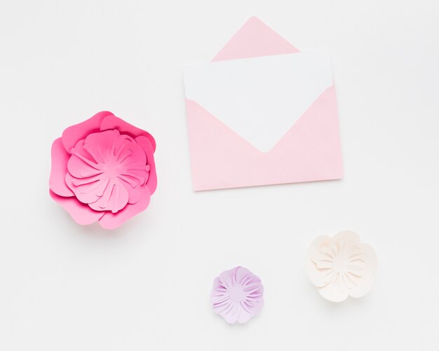 Invitación de boda con elegante adorno de papel floral