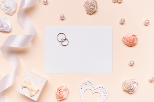 Invitación de boda elegante con anillos de compromiso