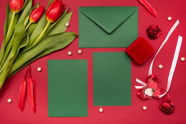 Invitación de boda elegante con flores.