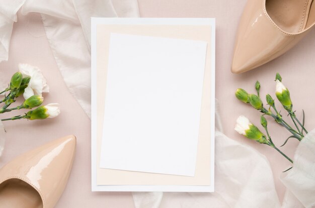 Invitación de boda elegante con tacones altos