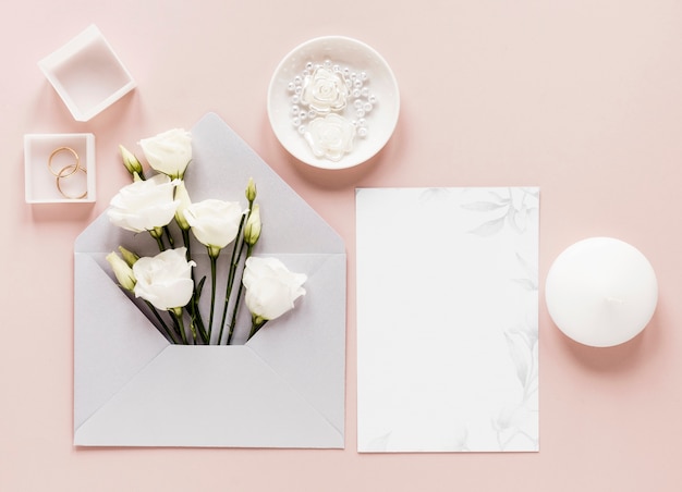 Invitación de boda con flores florecientes