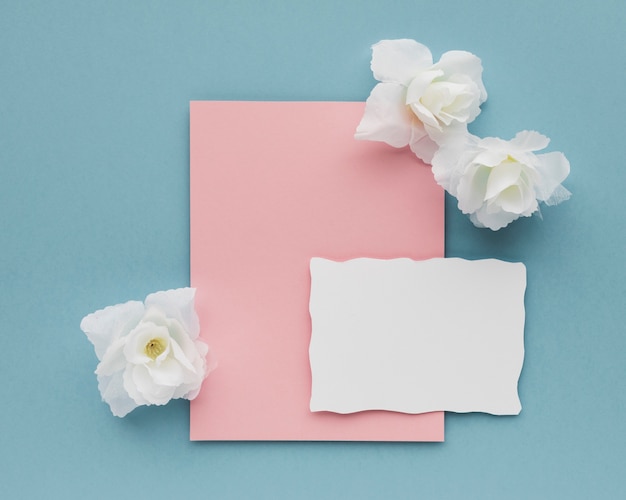 Invitación de boda con flores en la mesa