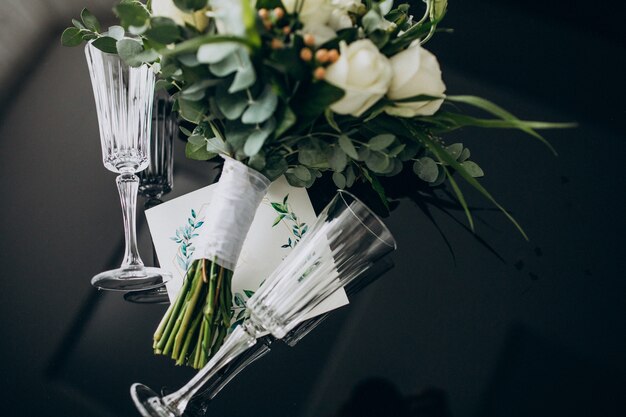 Invitación de boda con ramo de novia y anillos.