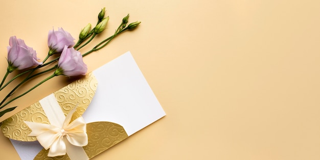 Foto gratuita invitación y flores de papelería de boda de lujo.