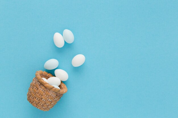Invitación de Pascua con huevos sobre un fondo azul con espacio de copia