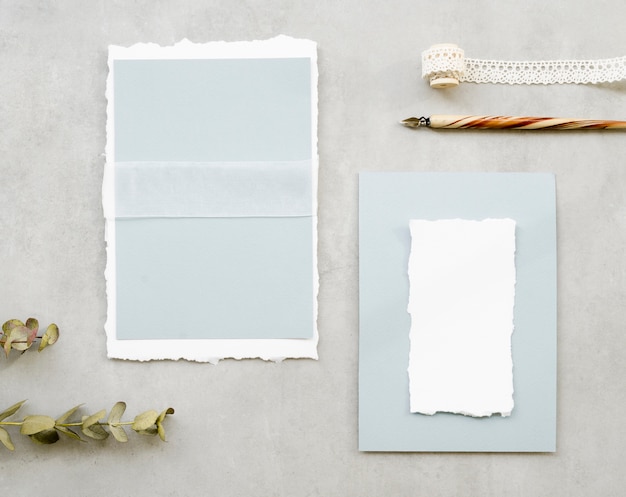 Invitaciones de boda en blanco con pluma estilográfica