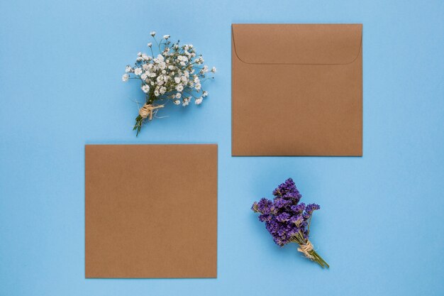 Invitaciones de boda marrón con fondo azul