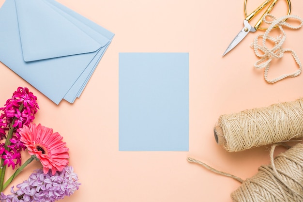 Invitaciones de boda planas en color azul con sobres.