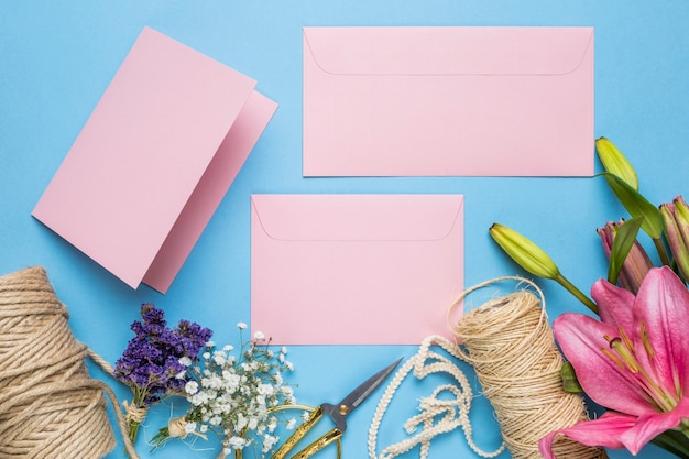 Invitaciones de boda planas sobre fondo azul.