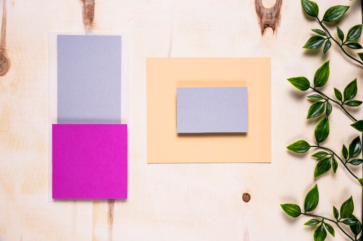 Foto gratuito invitaciones de colores sobre fondo de madera