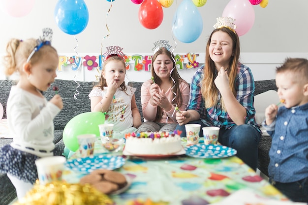 Foto gratuita invitados alegres en la fiesta de cumpleaños