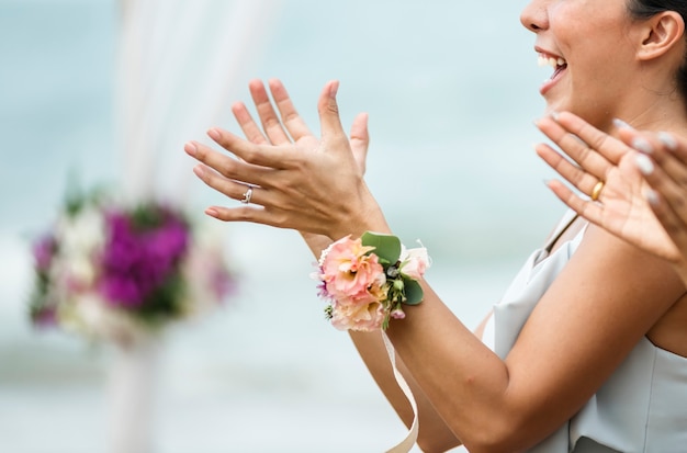 Foto gratuita invitados a la boda aplaudiendo a la novia y el novio