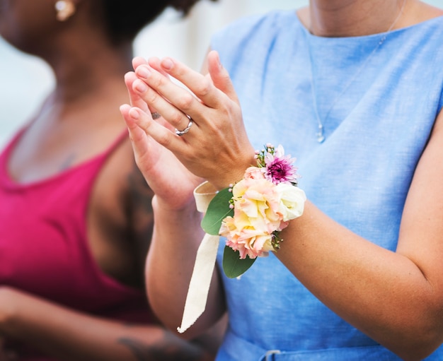 Foto gratuita invitados a la boda aplaudiendo a los novios