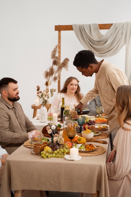 Foto gratuita invitados que asisten a la boda y comen en la mesa.