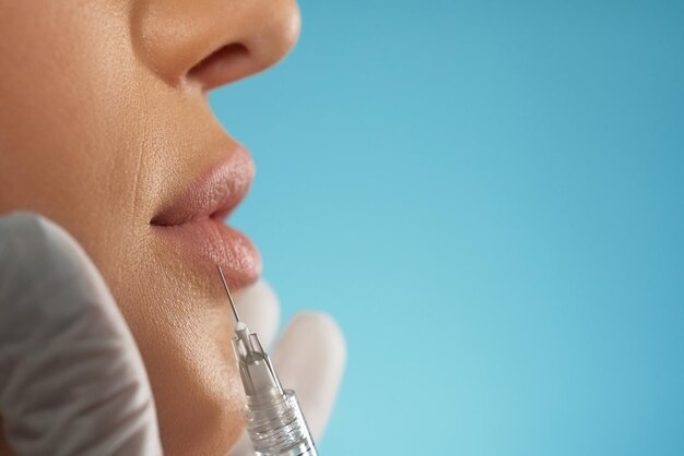 Inyección de botox cosmético en labios