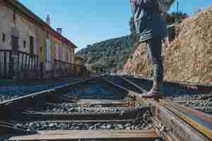 Foto gratuita irreconocible turista de pie en el ferrocarril