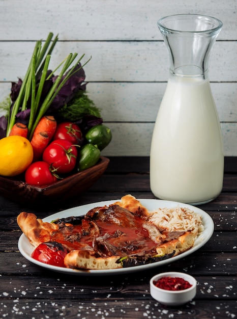 Foto gratuita iskender doner con arroz sobre la mesa