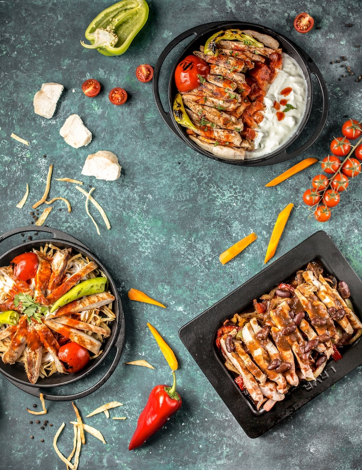 Foto gratuito iskender doner bajo salsa blanca sobre la mesa