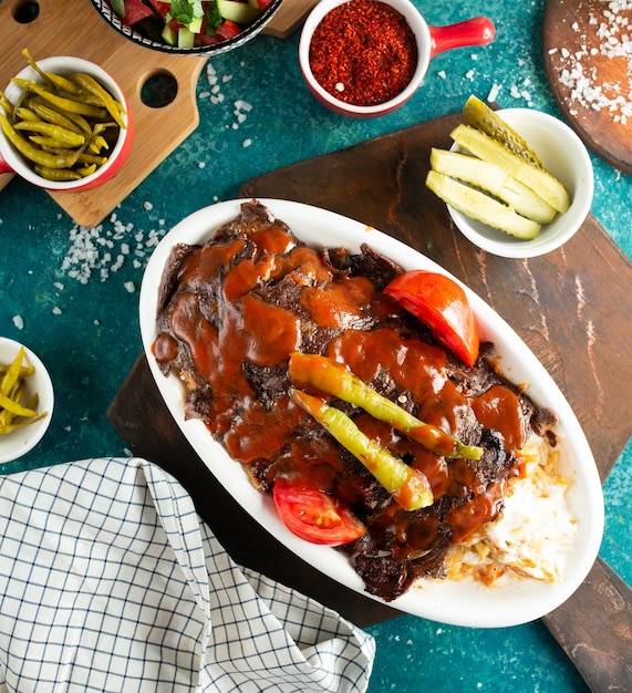 Foto gratuita iskender doner sobre la mesa