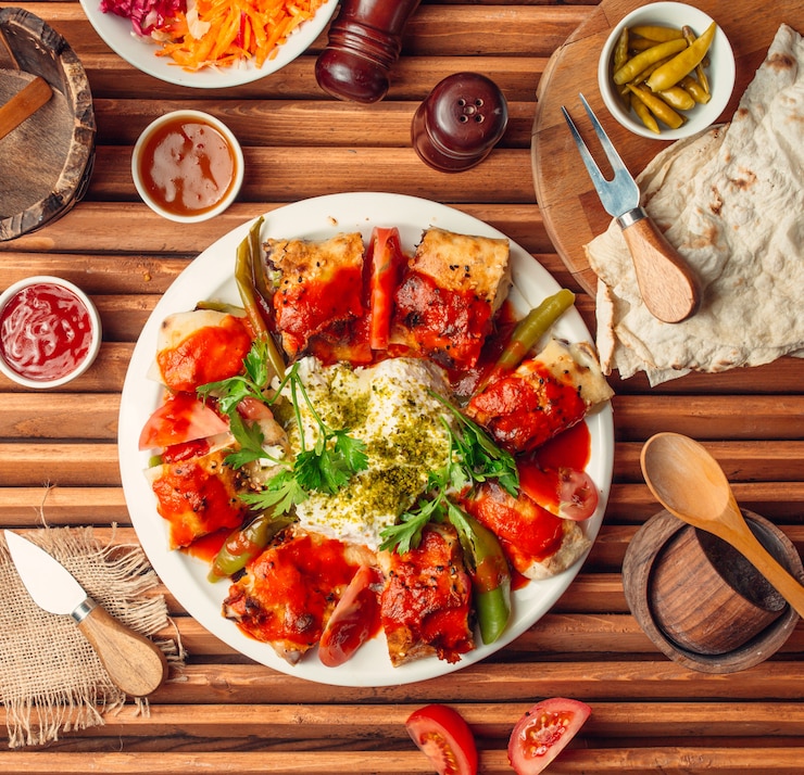 Foto gratuito iskender doner en la vista superior de la mesa