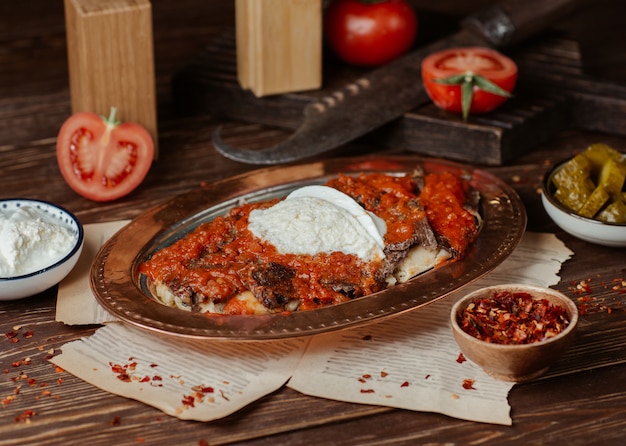 Iskender kebab con salsa de tomate y crema de yogurt