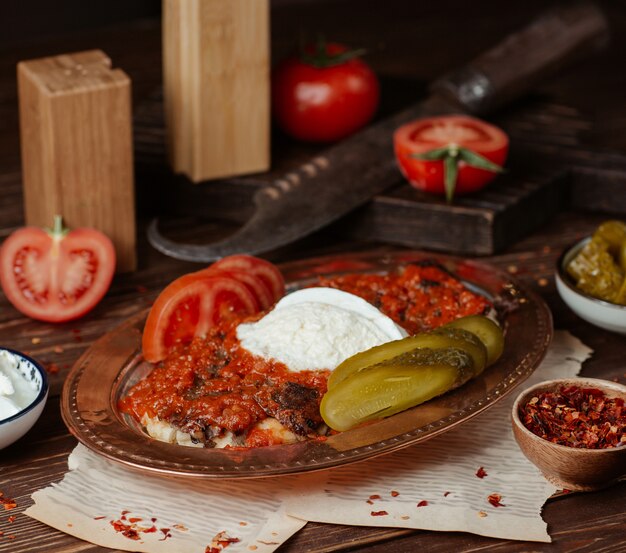 Iskender kebab en salsa de tomate con yogurt y comida marinada