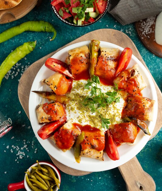 Iskender kebab sobre la mesa