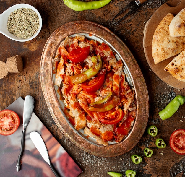 Iskender kebab en la vista superior de la mesa