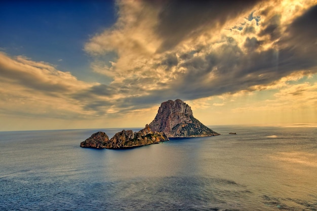 Isla Es Vedra durante la puesta de sol en las Islas Baleares cerca de la costa oeste de Ibiza
