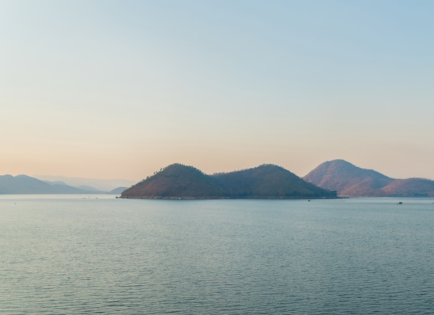 Isla en el lago