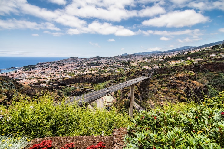 Foto gratuito la isla de madeira portugal paisaje típico, vista panorámica de la ciudad de funchal desde el jardín botánico