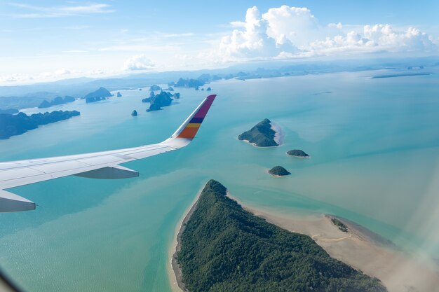 Isla y mar con ala plana