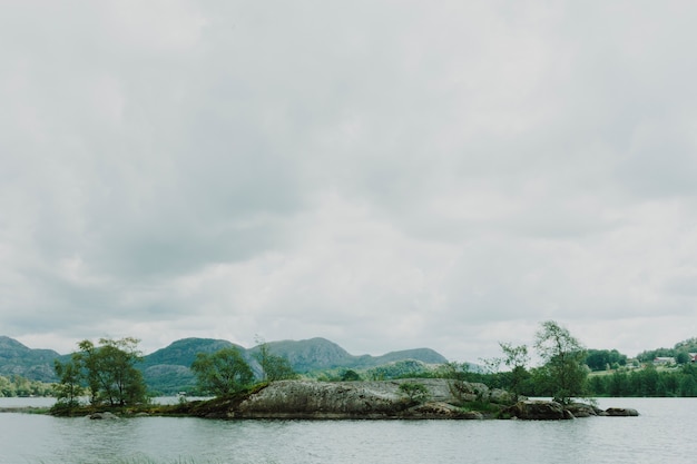 Foto gratuita isla en medio de un lago