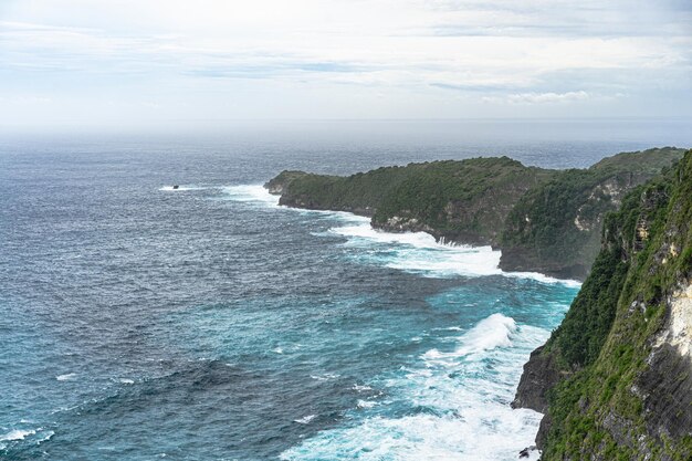 Isla de Nusa Penida, Bali, Indonesia. Rocas que entran en el océano.