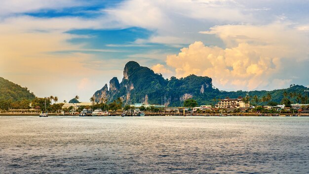 Isla y océano de phi phi en tailandia.