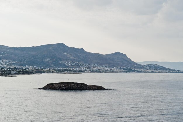 Isla sola Paisaje escénico con islas de montaña y laguna azul en el mar Egeo Paisaje exótico Popular destino famoso de Bodrum Turquía