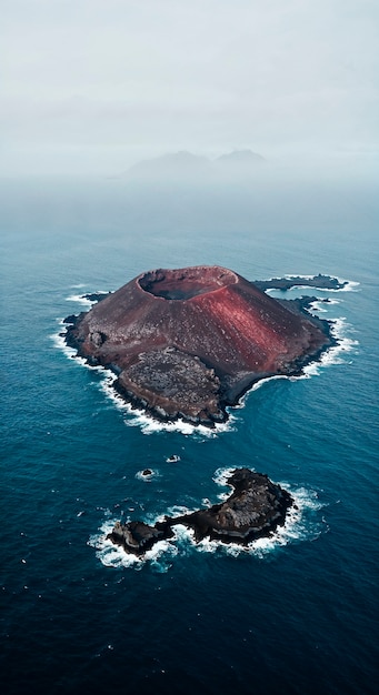 Isla volcánica en el océano