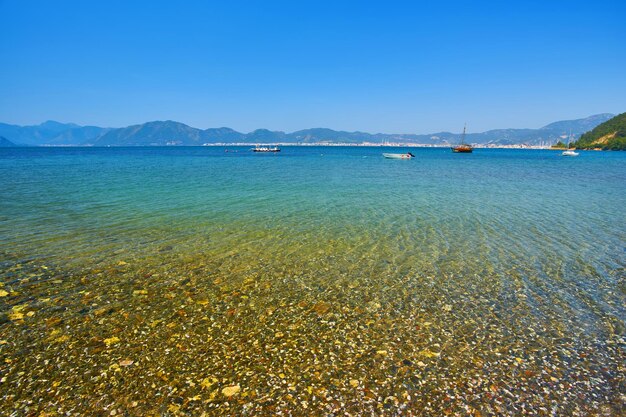 Islas de las montañas rocosas en el paisaje marino de la bahía de Marmaris