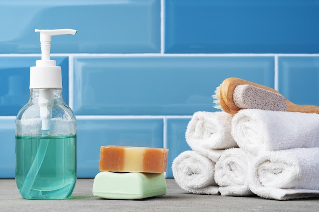 Jabón y artículos de tocador en la estantería en el baño azul
