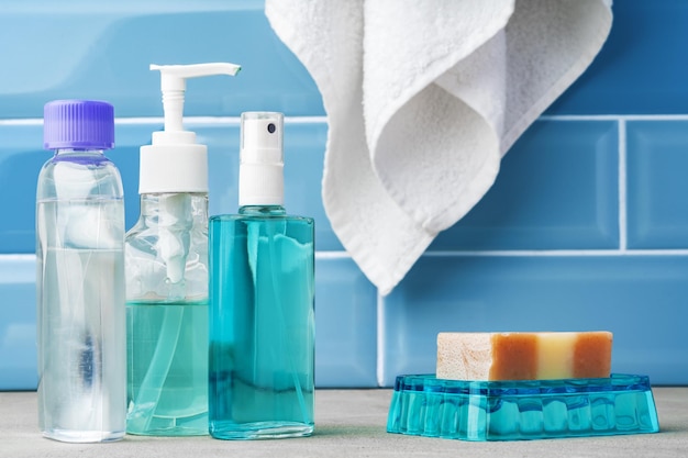 Jabón y artículos de tocador en la estantería en el baño azul