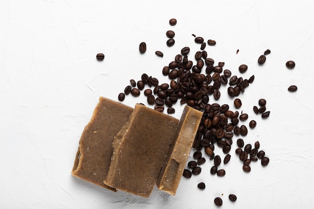 Jabón hecho de granos de café para tratamientos de spa.